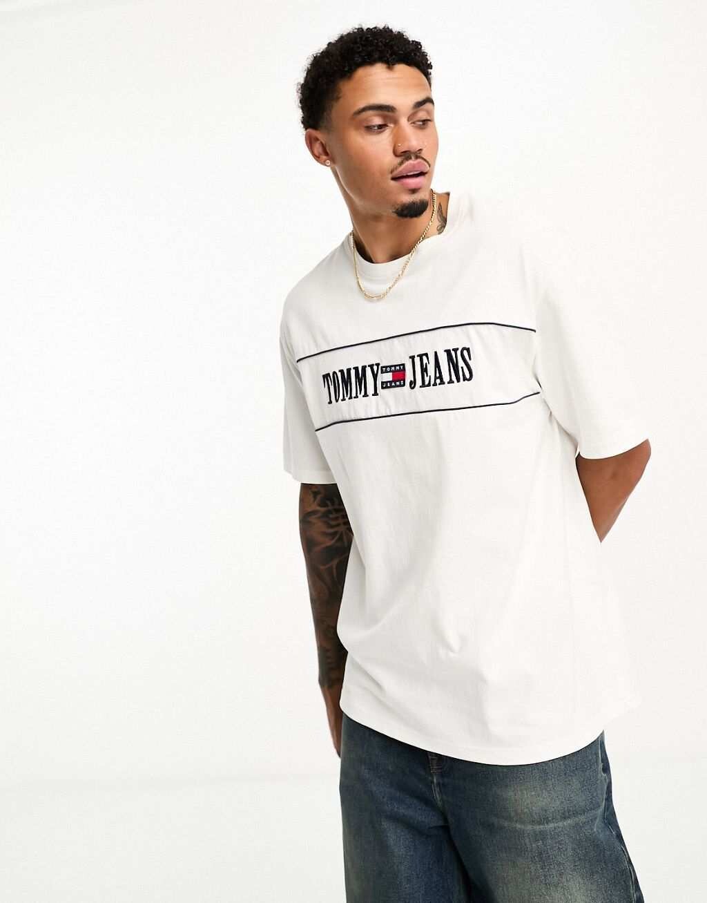 

Белая футболка с полосками и логотипом Tommy Jeans