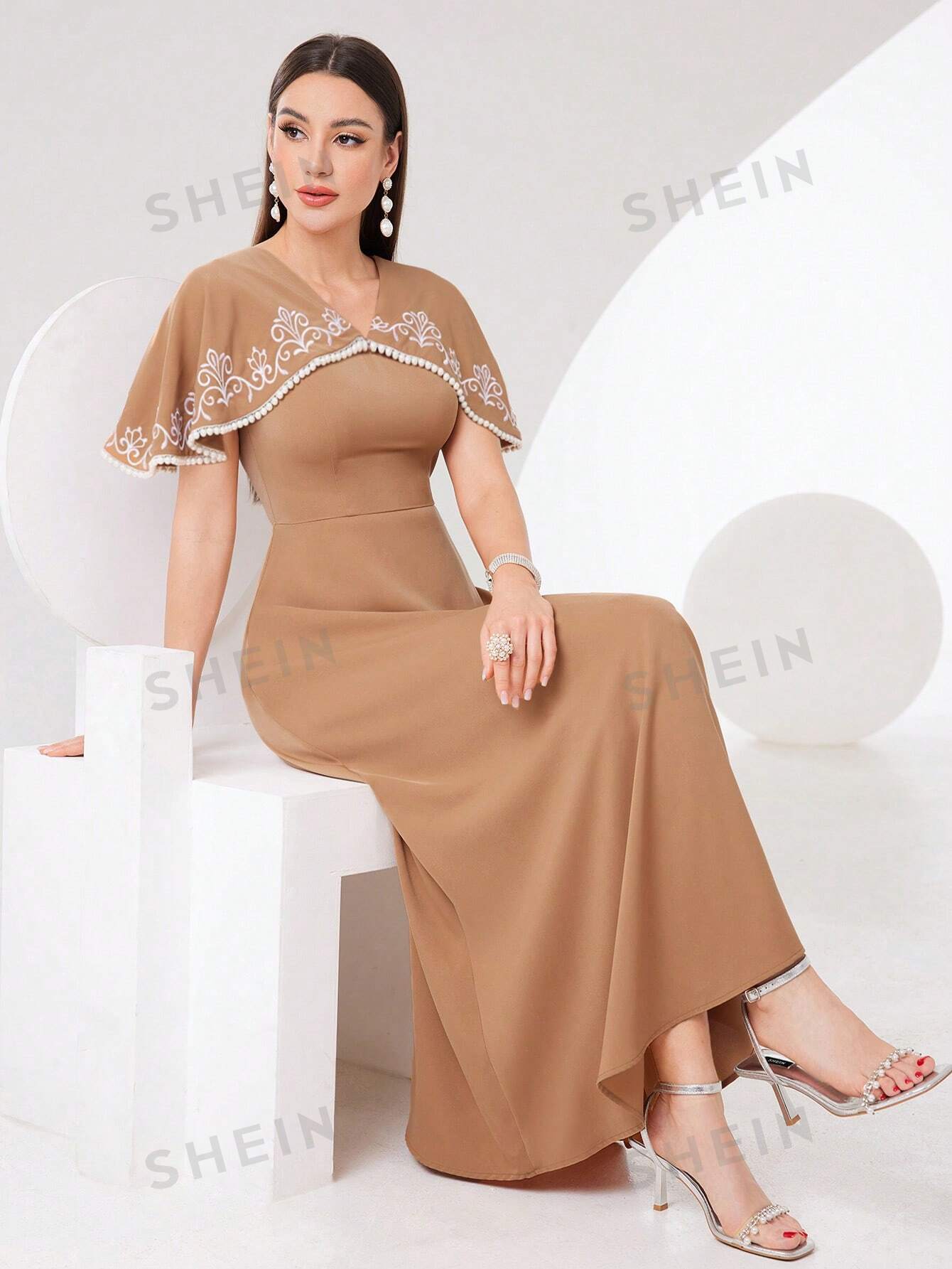 SHEIN Modely женское платье в арабском стиле с растительной вышивкой и шалевым воротником, коричневый женское вечернее платье с жемчугом длинное платье с v образным вырезом и высоким разрезом украшенное бусинами