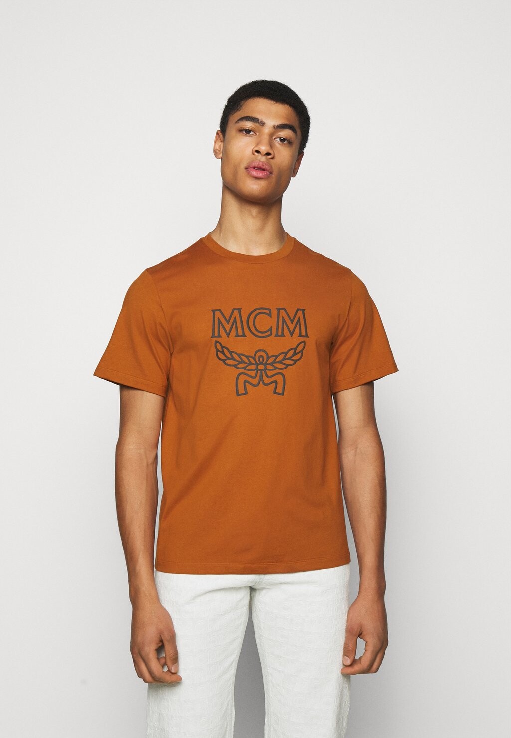 

Футболка с принтом COLLECTION SHORT SLEVES TEE MCM, коньячный