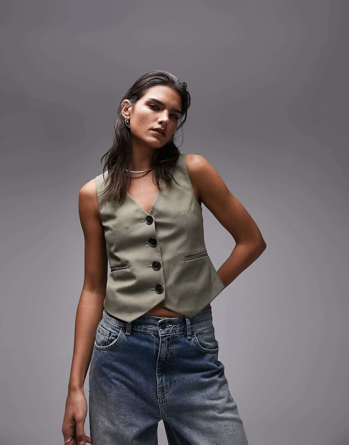

Жилет Topshop приталенного кроя с хлястиком на спине цвета хаки