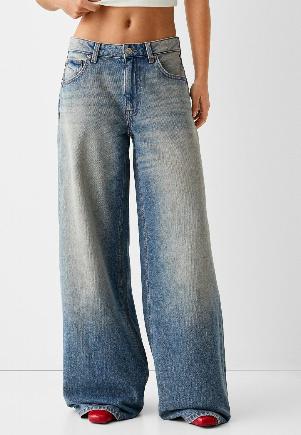 цена Расклешенные джинсы WIDE Bershka, цвет light blue
