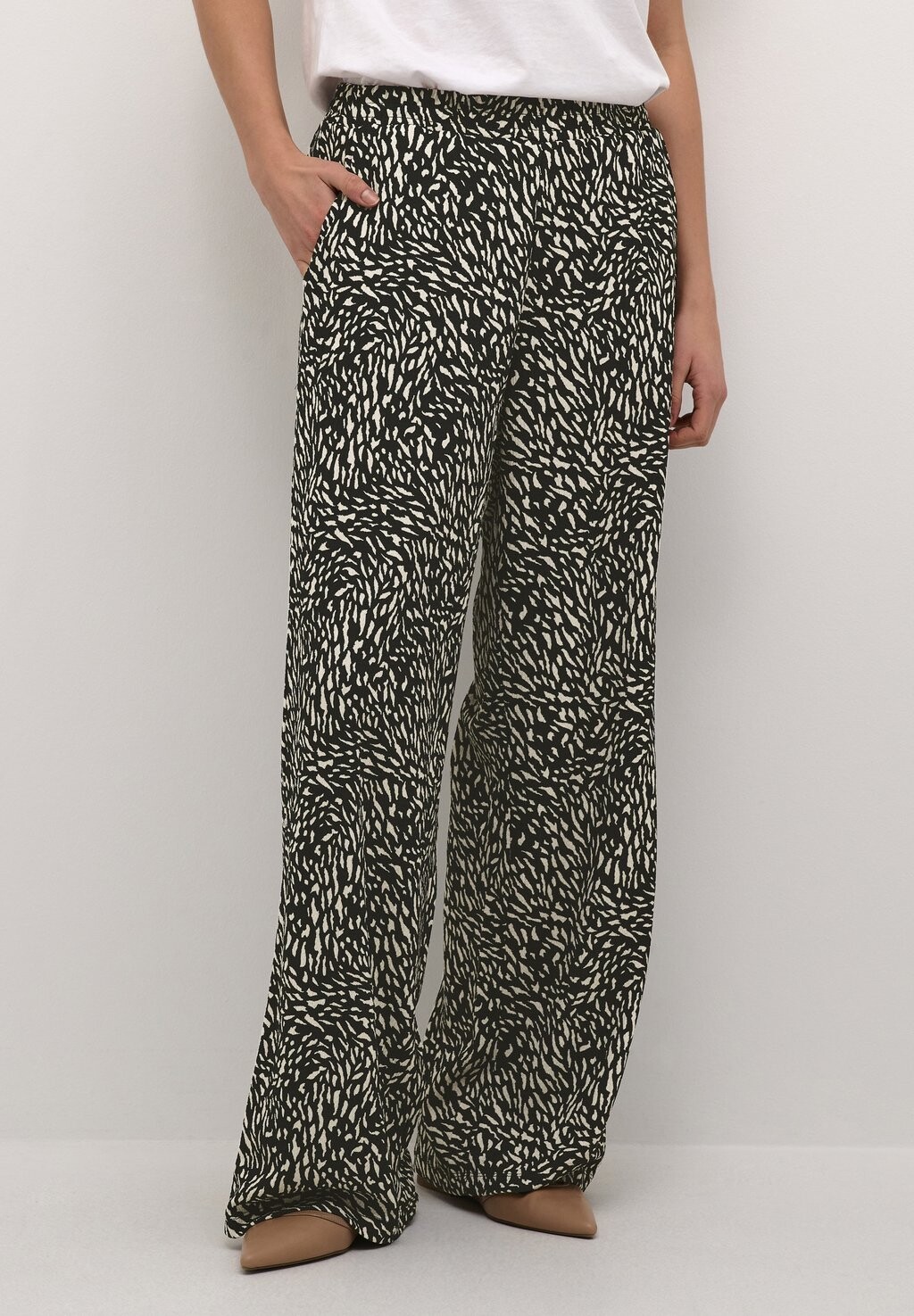 

Брюки Kaffe, цвет black sand animal print