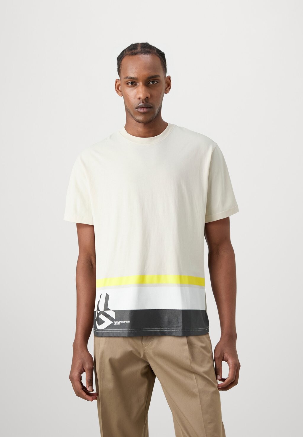 

Футболка с принтом Relaxed Stripe Tee Karl Lagerfeld, белая кепка серая