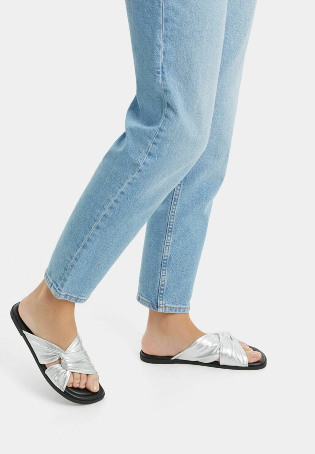 

Шлепанцы Bershka