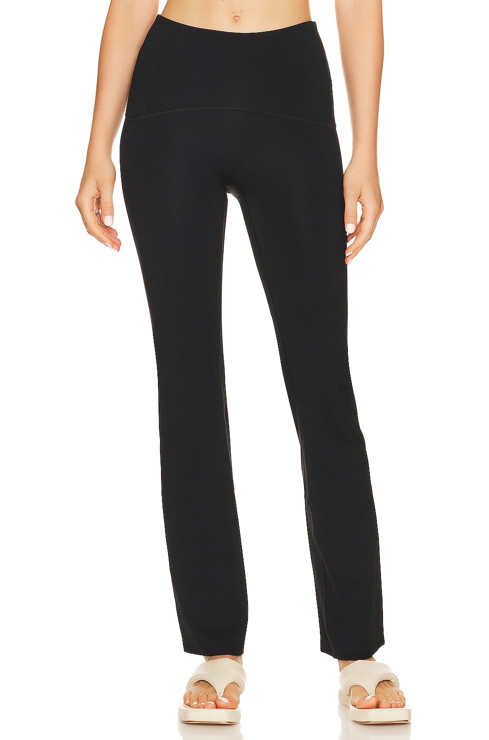 

Брюки SPANX Booty Boost Yoga, цвет Very Black