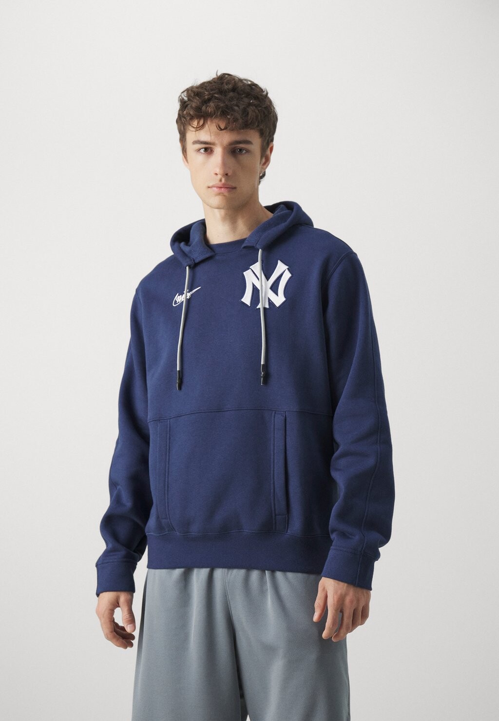

Клубная одежда Nike MLB COOPERSTOWN NEW YORK YANKEES HEAVY LOGO HOODIE, темно-синий/темно-серый вереск