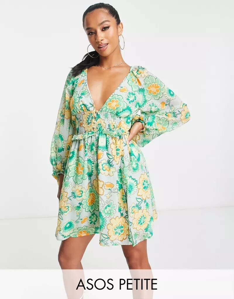 

Мягкое платье макси с присборенной талией и открытой спиной ASOS DESIGN Petite с зеленым цветочным принтом
