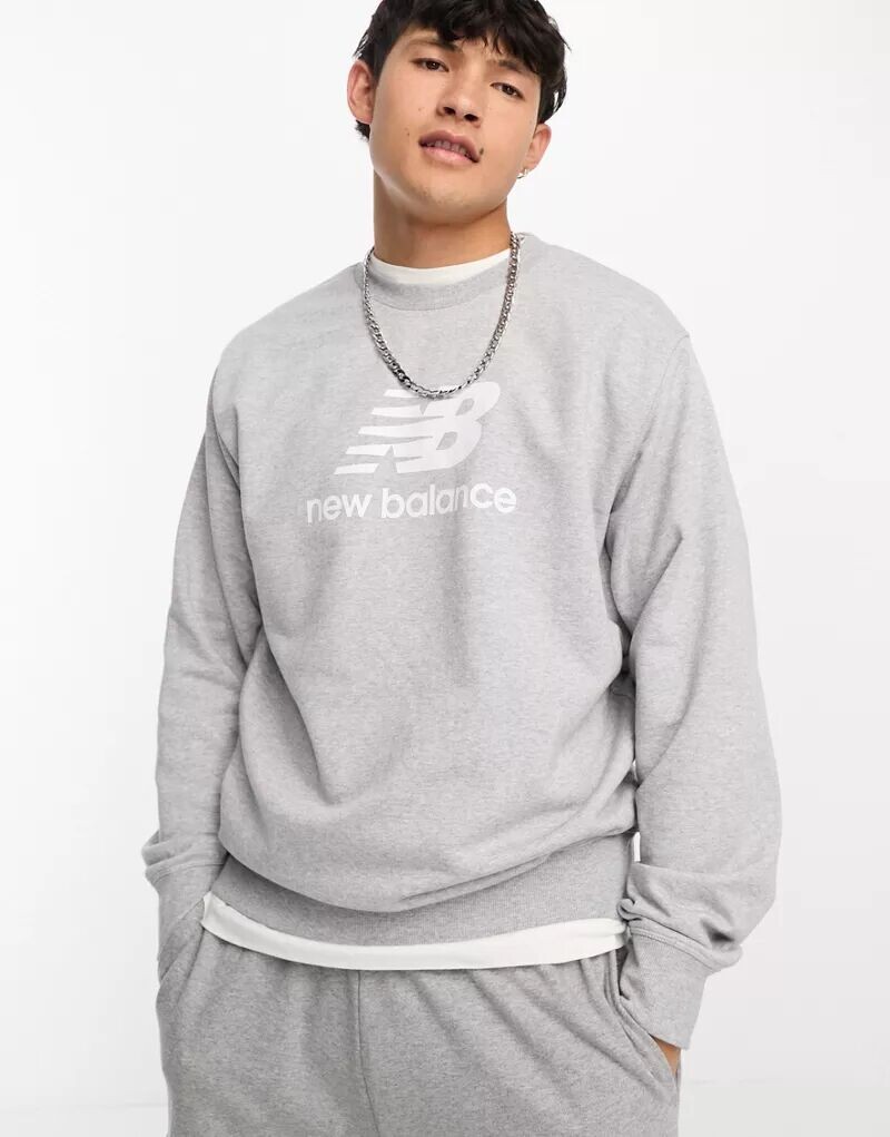 

Серый флисовый свитшот с круглым вырезом и логотипом New Balance Essentials