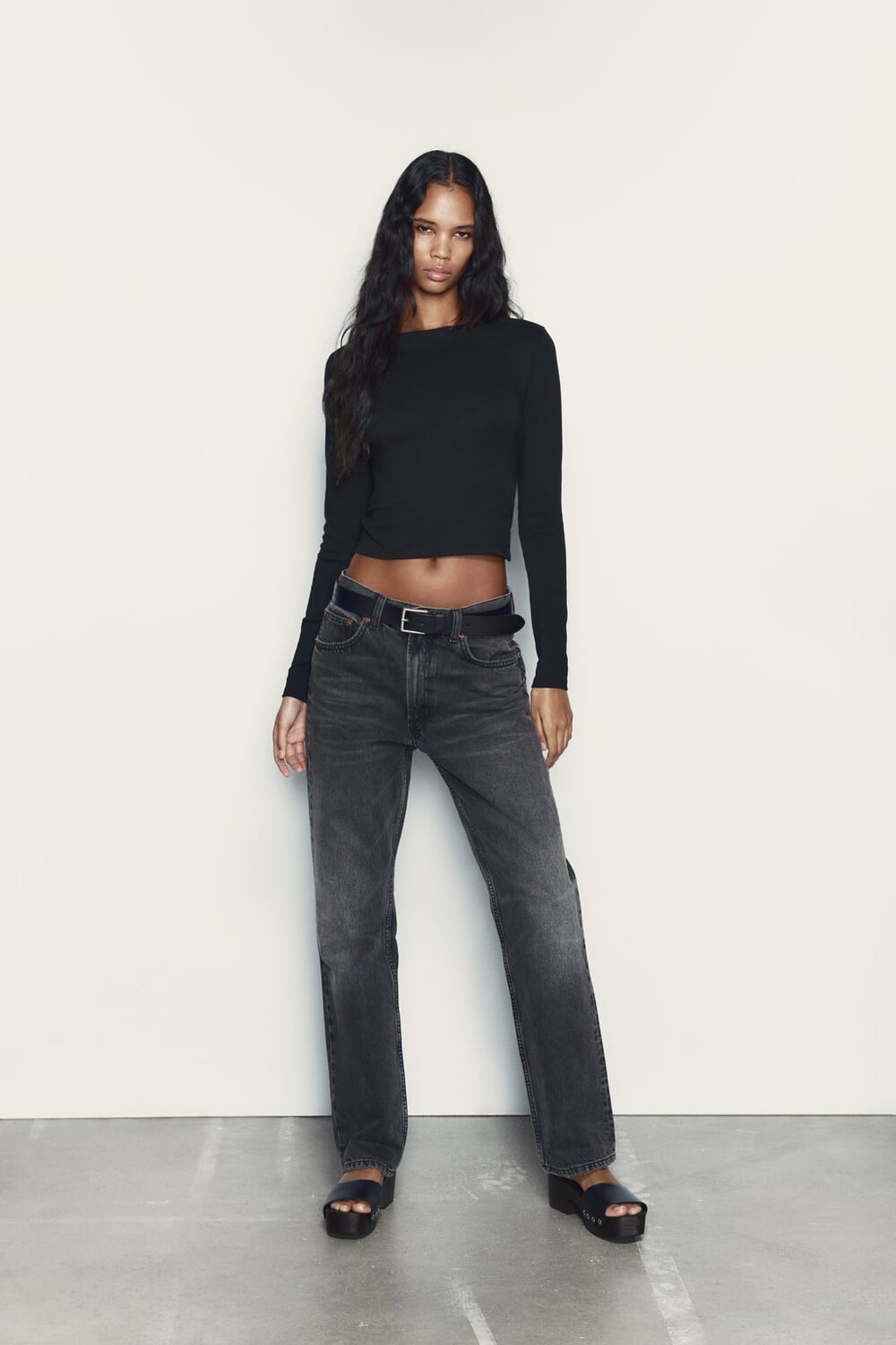 

Футболка с вырезом на спине ZARA, черный