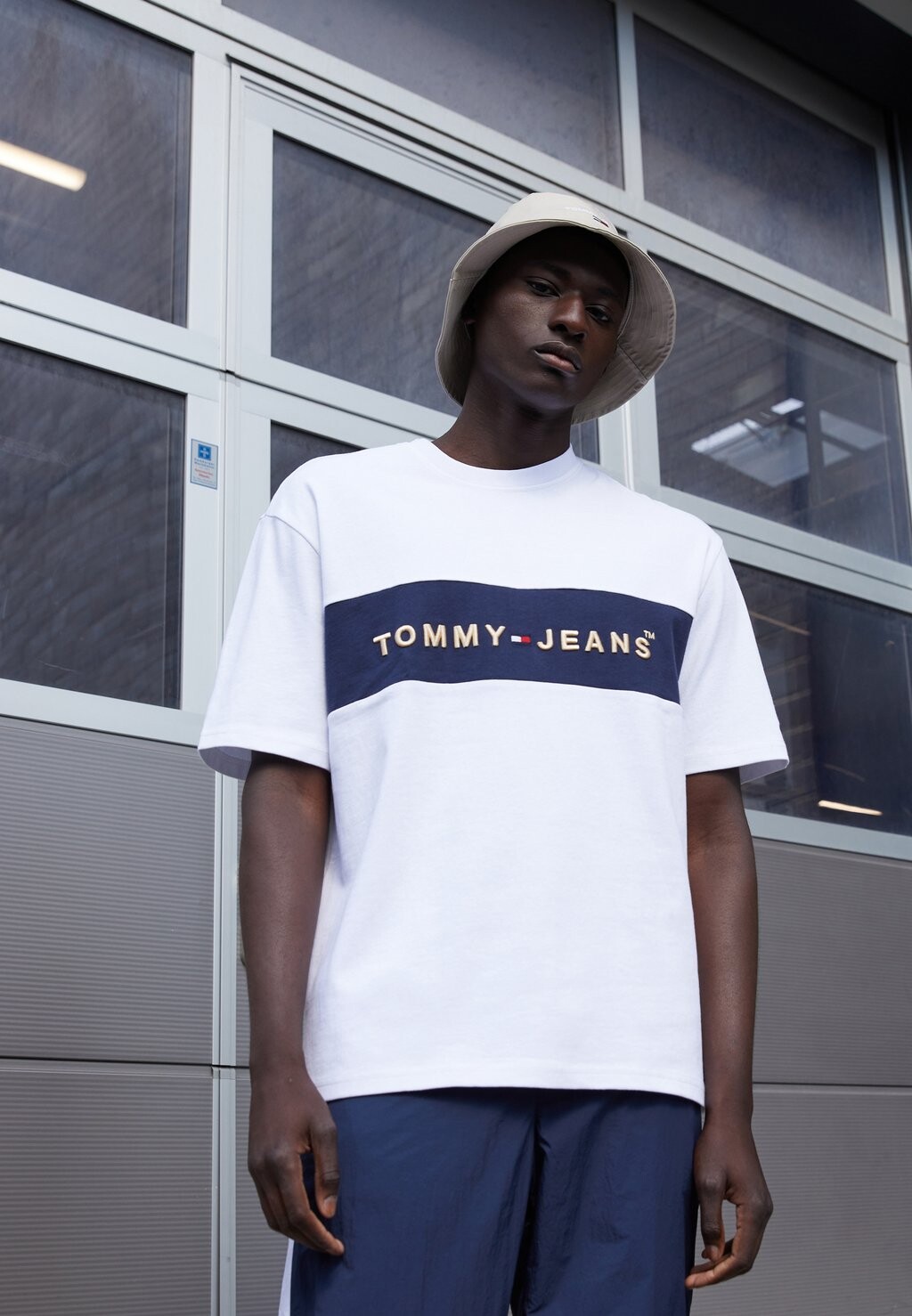 

Футболка с принтом Tommy Jeans, белый