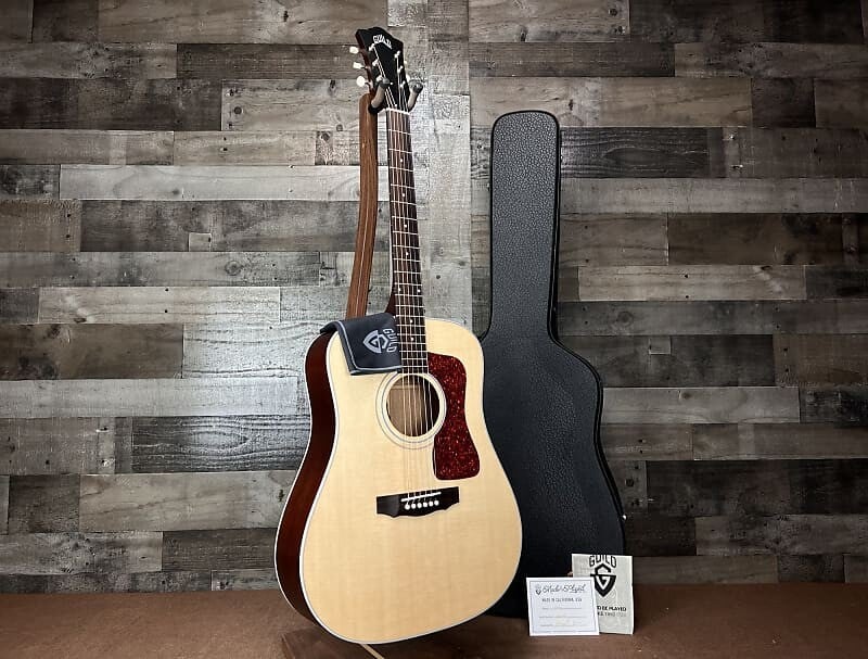 

Акустическая гитара Guild D-40E Acoustic-Electric Guitar - Natural W/Hardshell Case