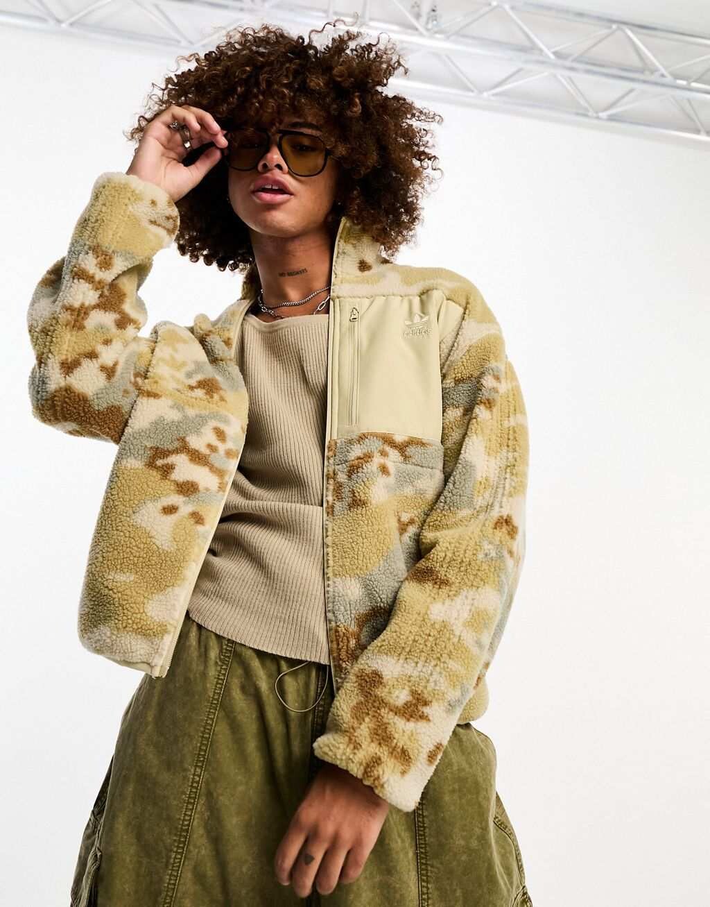

Бежевая куртка с графикой adidas Originals, Бежевый