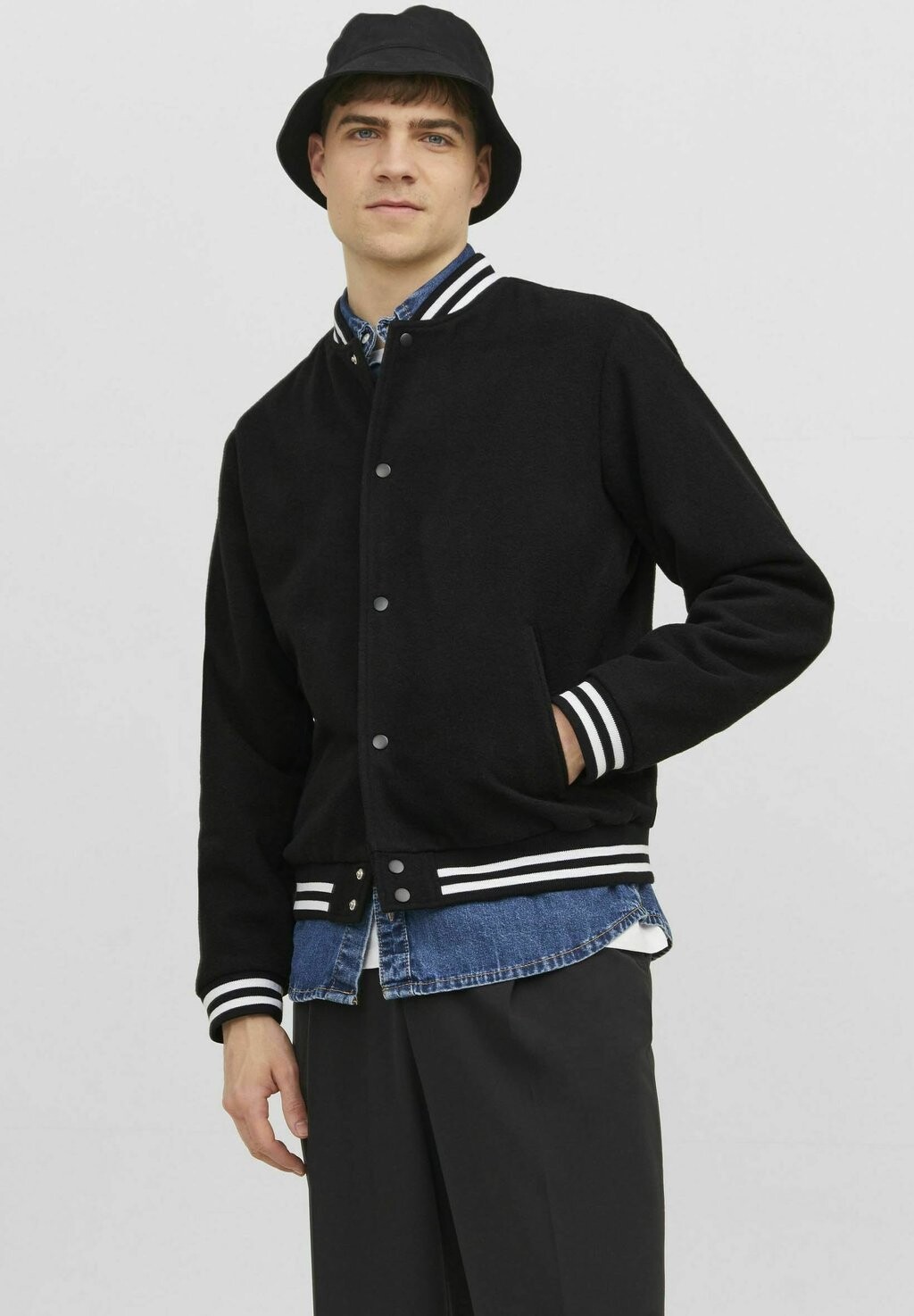 

Ветровка Jack & Jones, черный