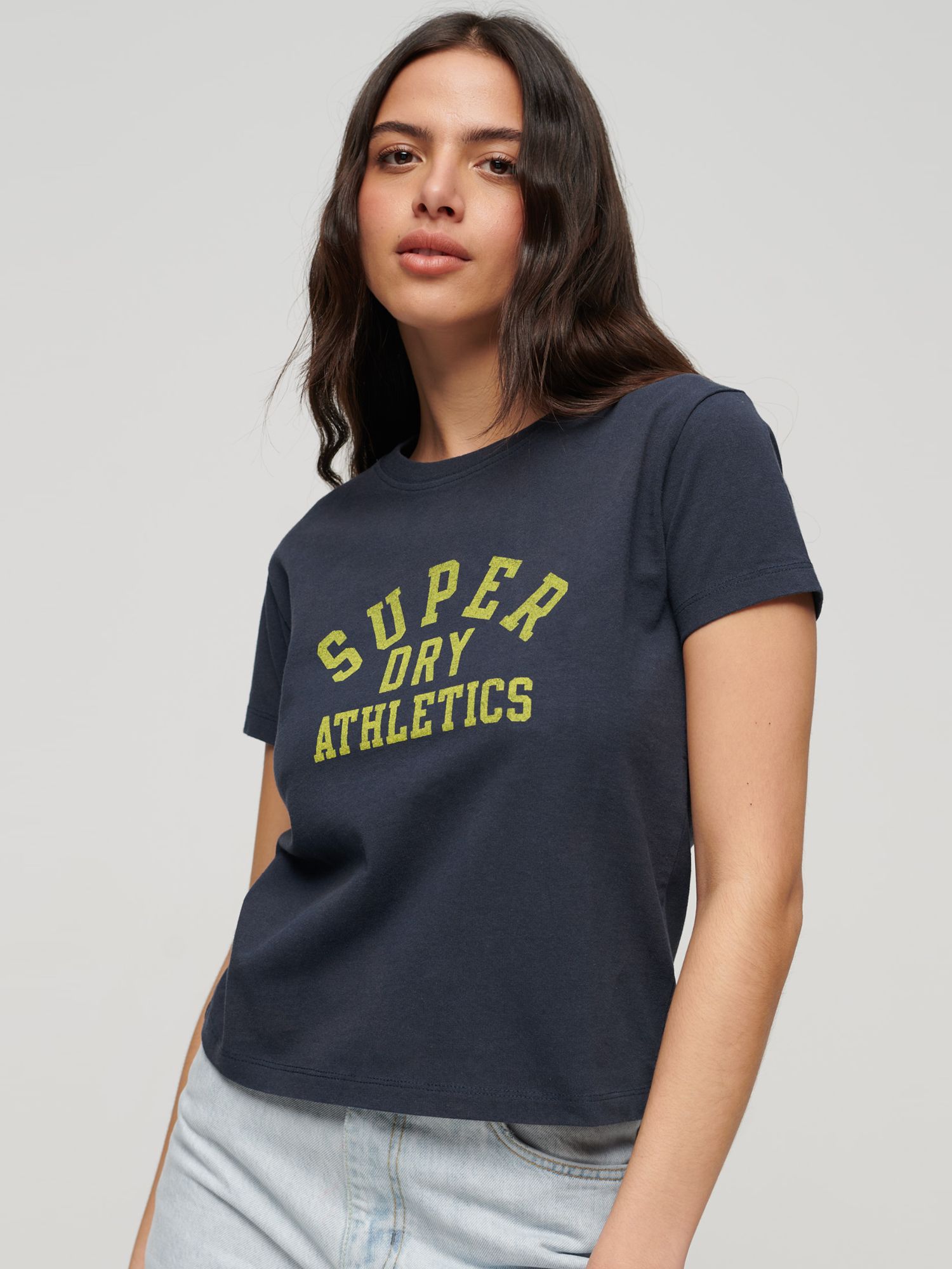 

Футболка Superdry Athletic Essential с рисунком 90-х годов, темно-синий черника, Черный