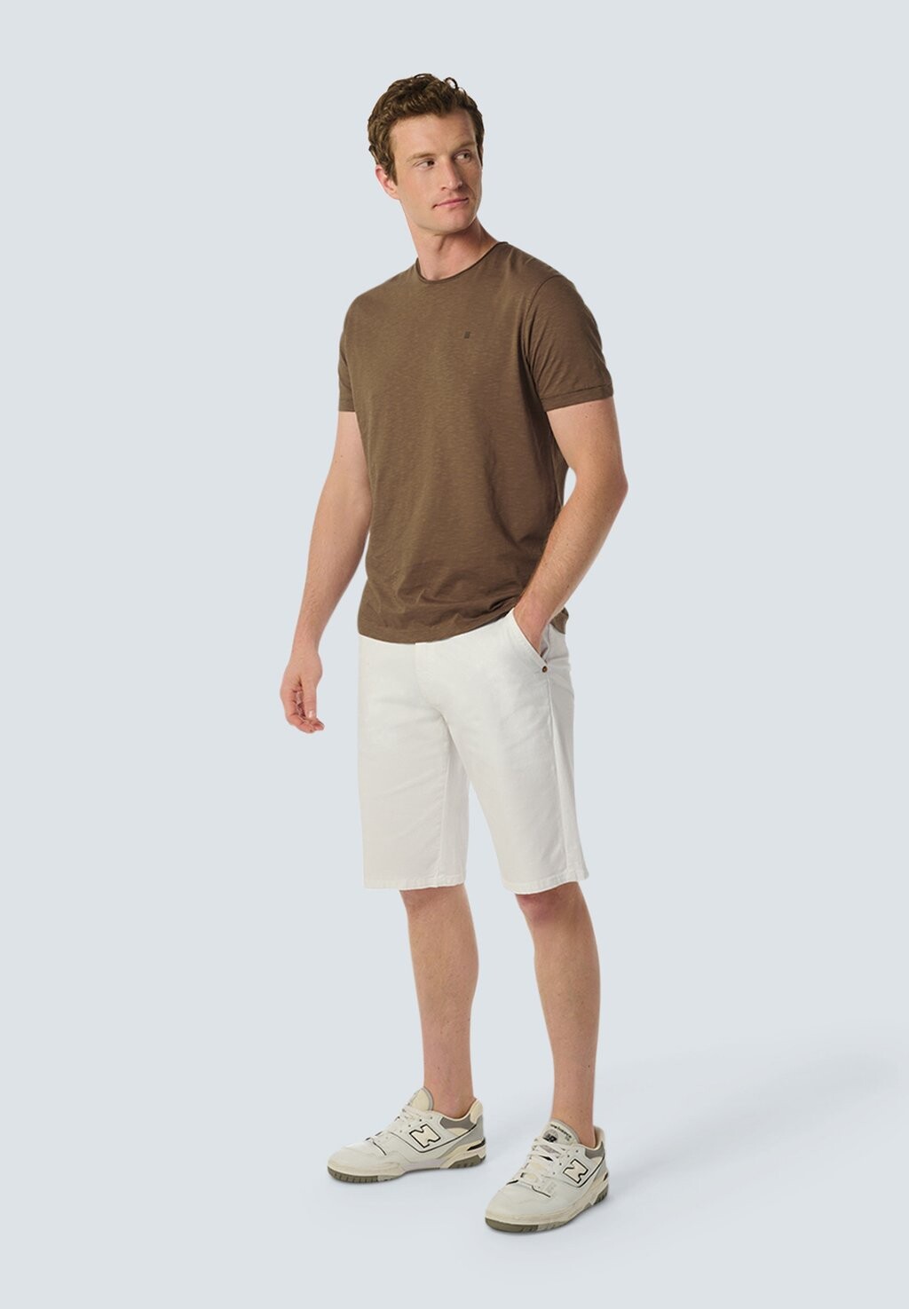 

Базовая футболка ROUND NECK WITH ROLLED SLEEVE CUFFS AND SUBTLE LOGO NO EXCESS, коричневый