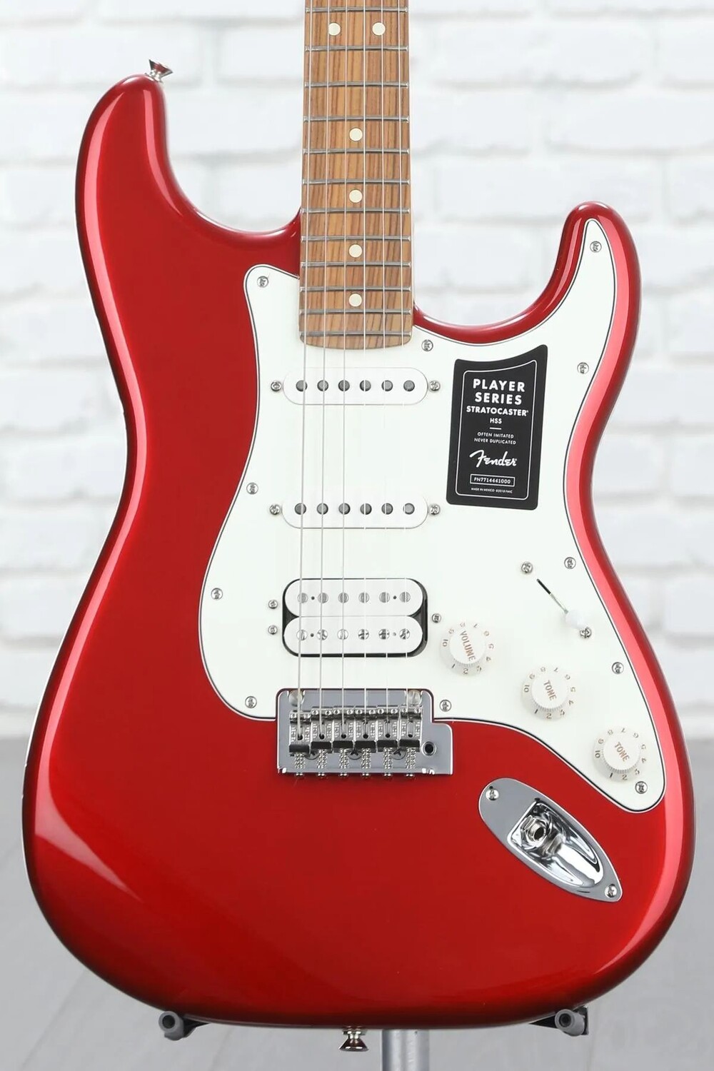 

Fender Player Stratocaster HSS — Candy Apple Red с накладкой на гриф Pau Ferro