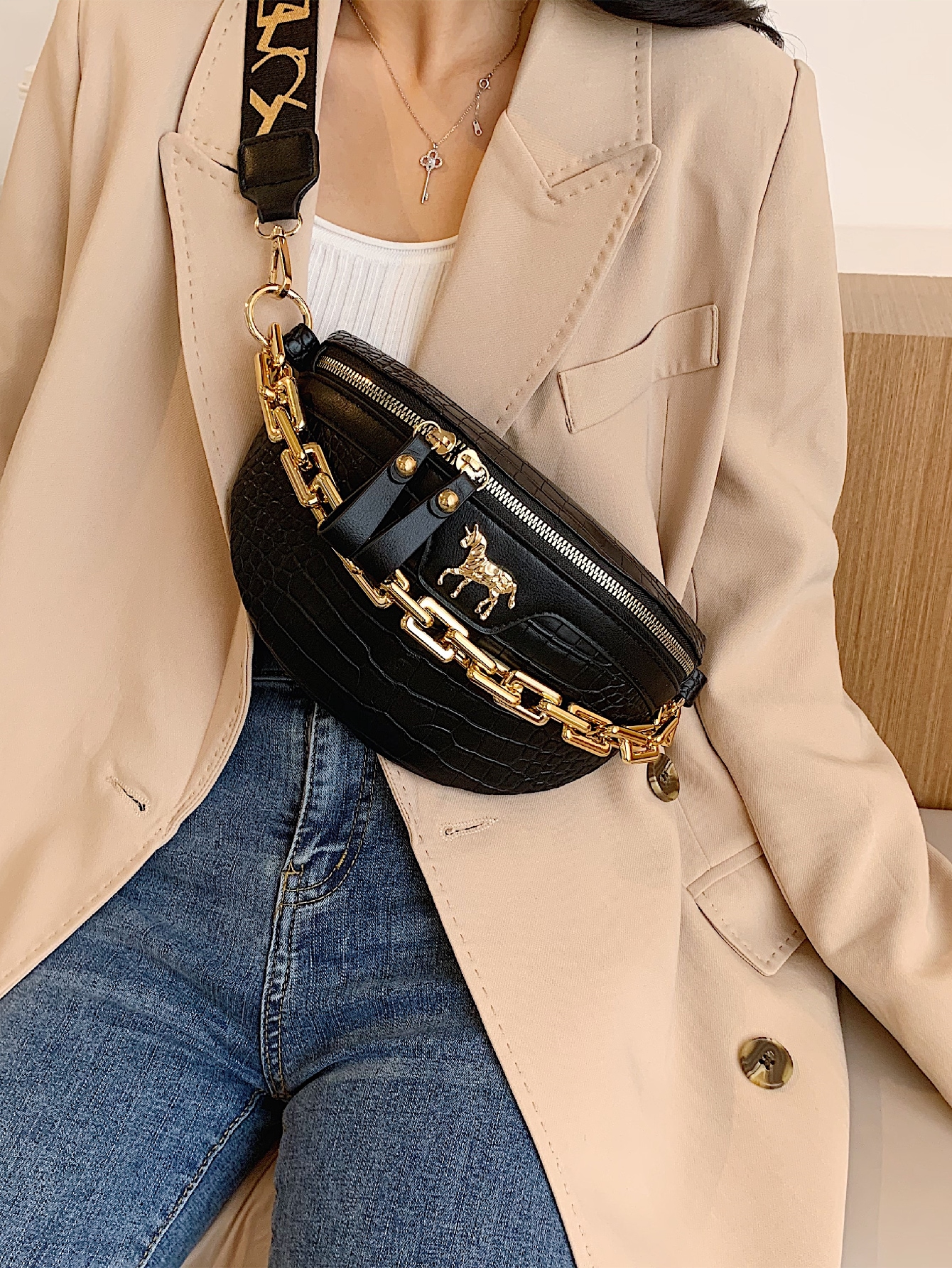 цена Новая модная повседневная женская сумка с акриловым ремешком-цепочкой, черный