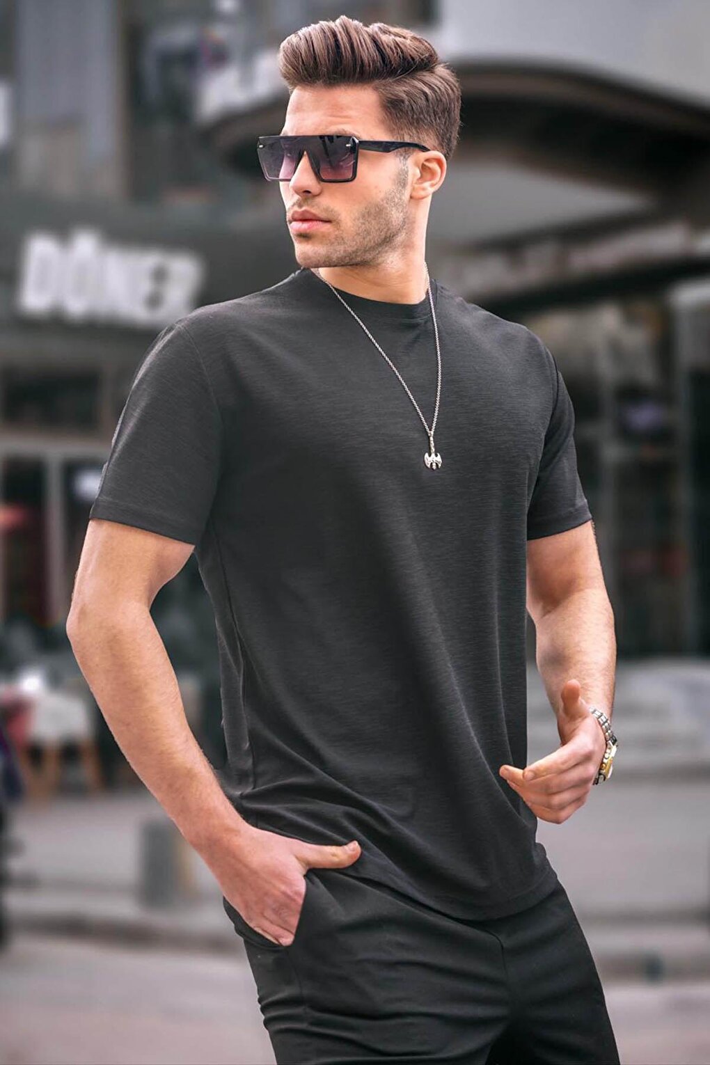 Черная базовая мужская футболка стандартного кроя 6069 MADMEXT