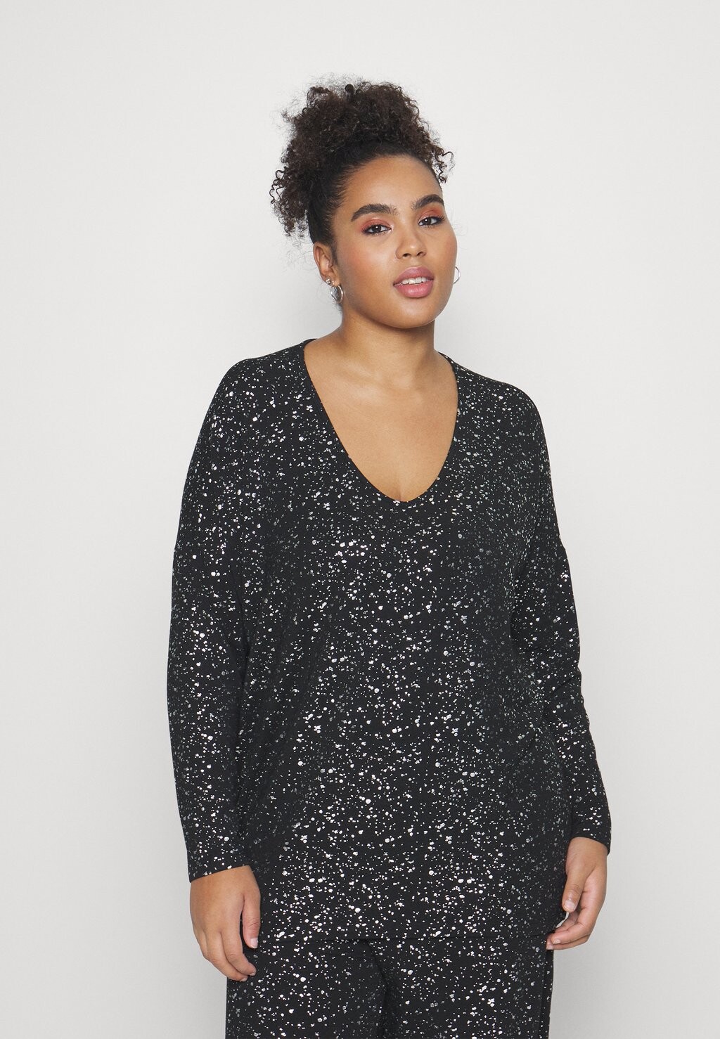 

Футболка с длинным рукавом Carnewfoila V Neck ONLY Carmakoma, черный