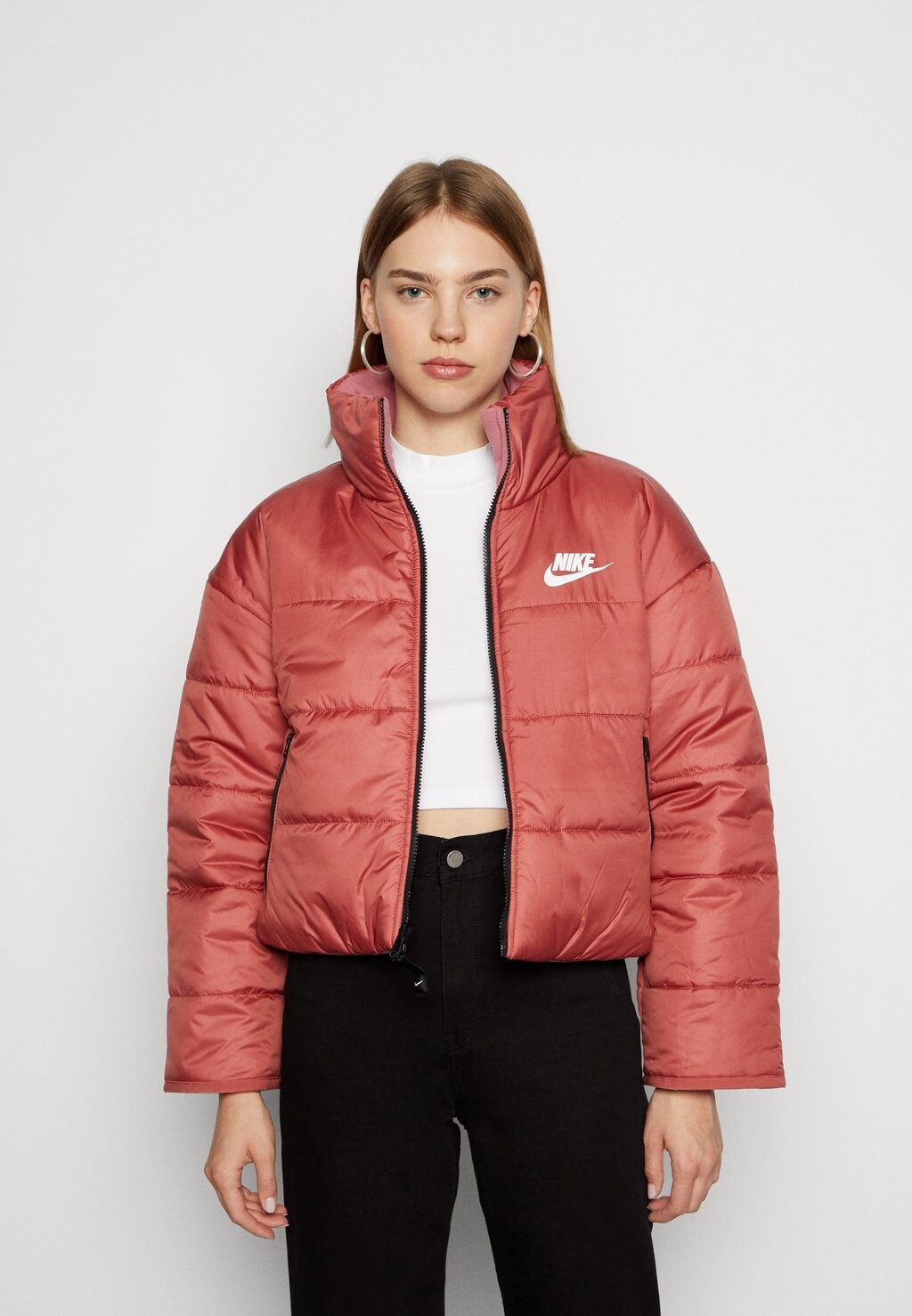 

Зимняя куртка Nike