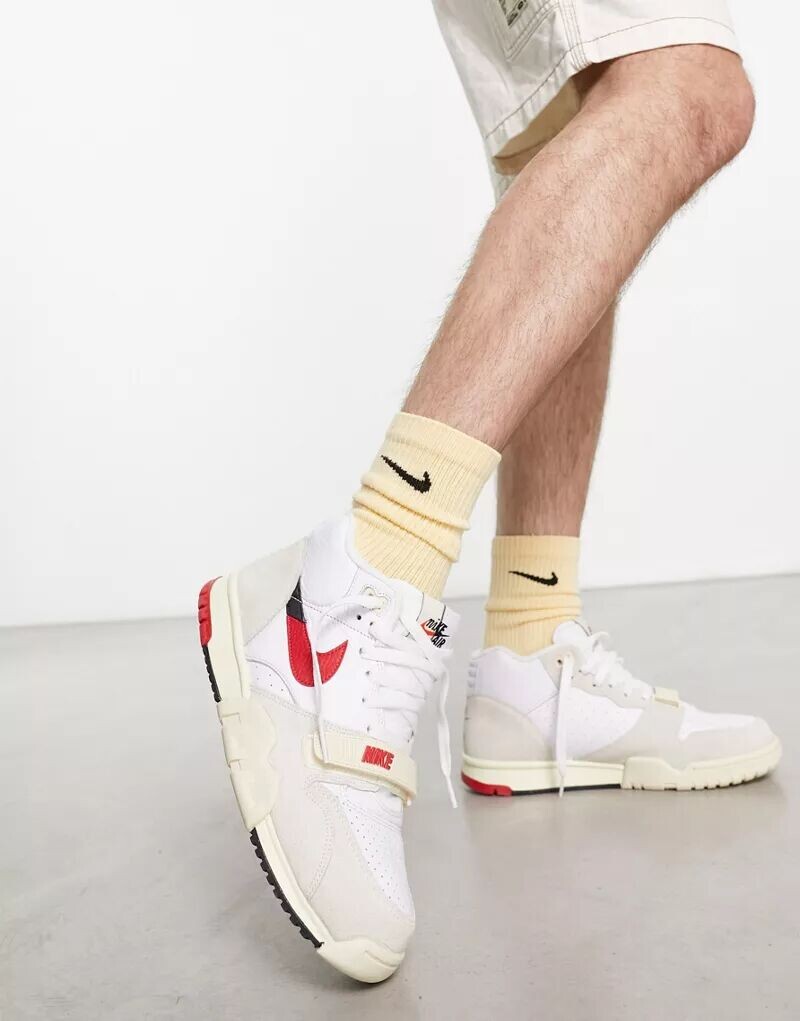 

Бело-красные кроссовки Nike Air 1