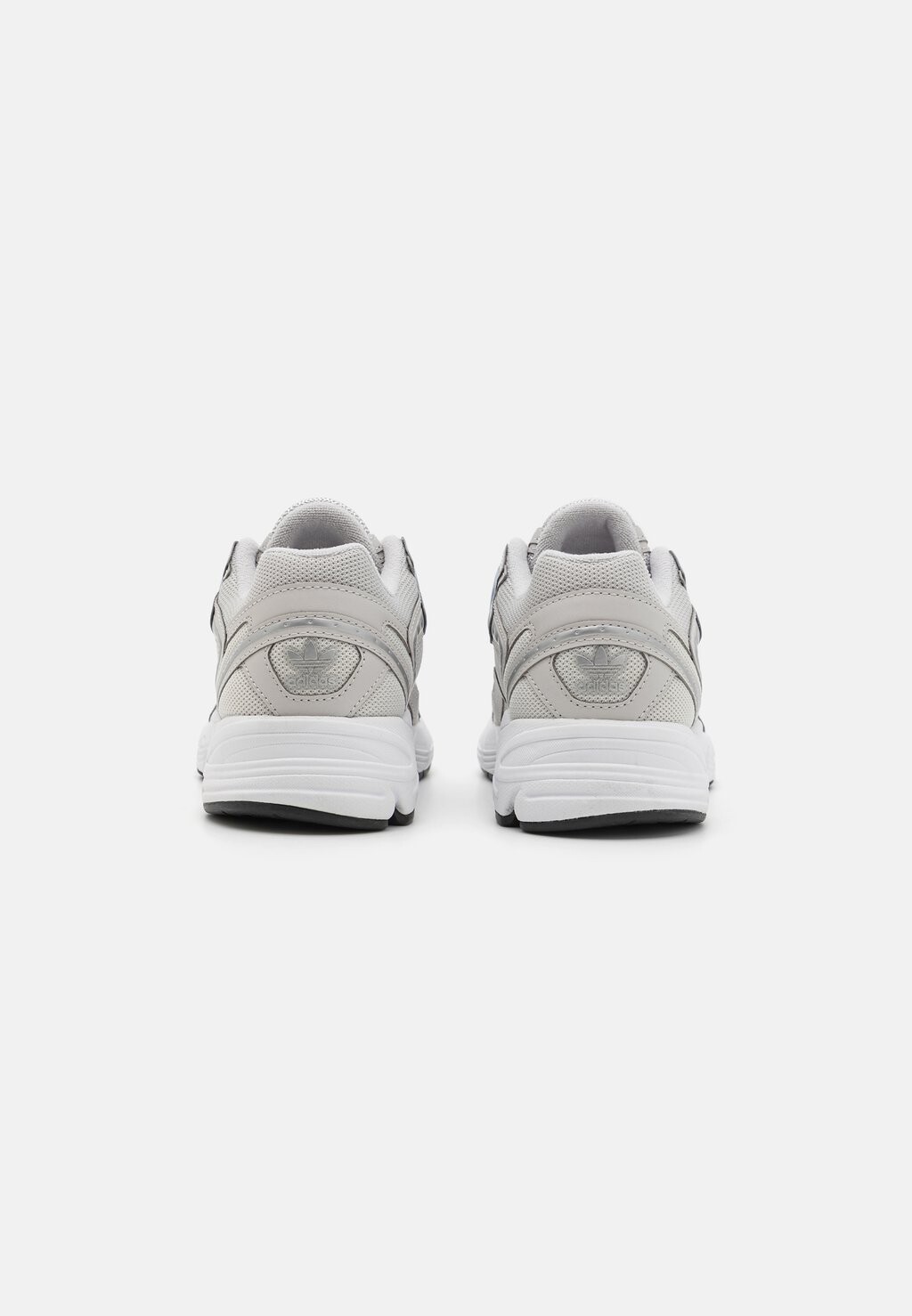 

Кроссовки на шнуровке ASTIR adidas, светло-серый