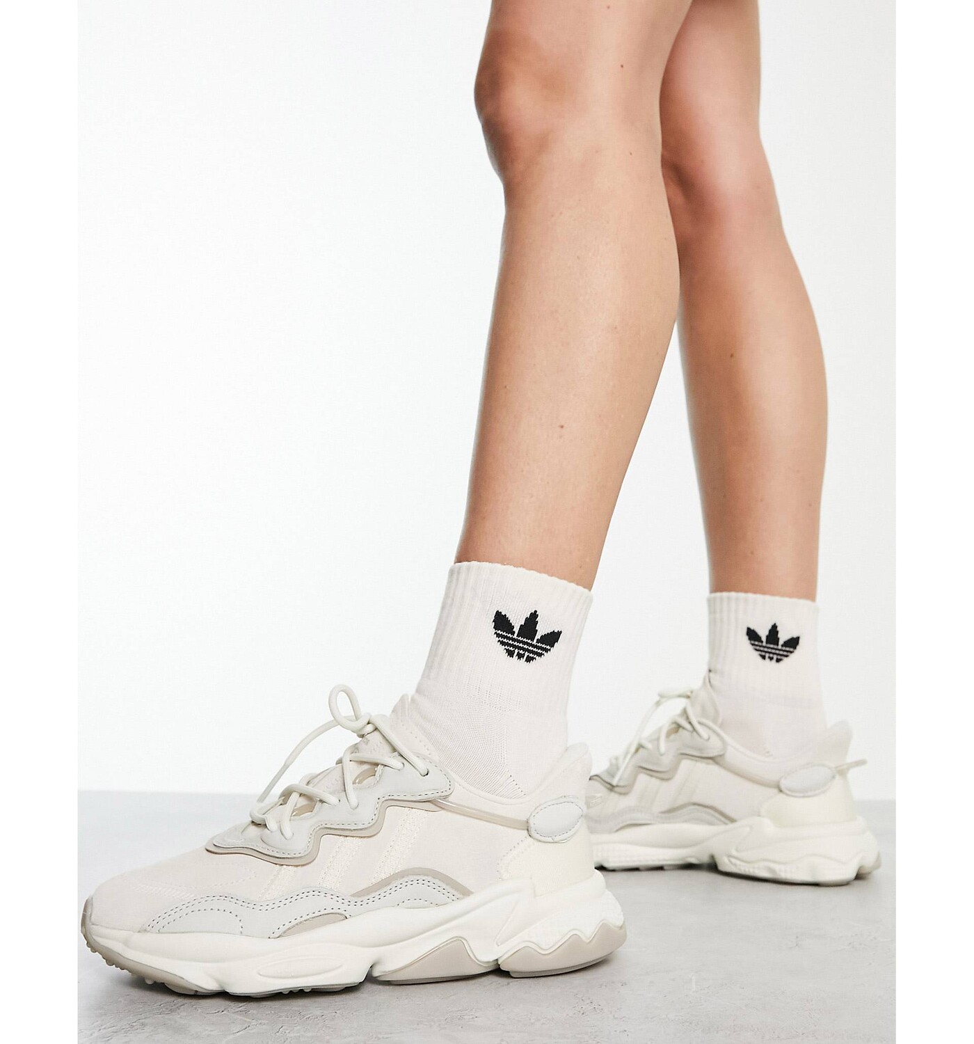 

Бело-серые кроссовки adidas Originals Ozweego