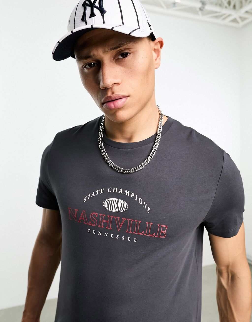 

Черная футболка с городским принтом на груди ASOS DESIGN, Черный