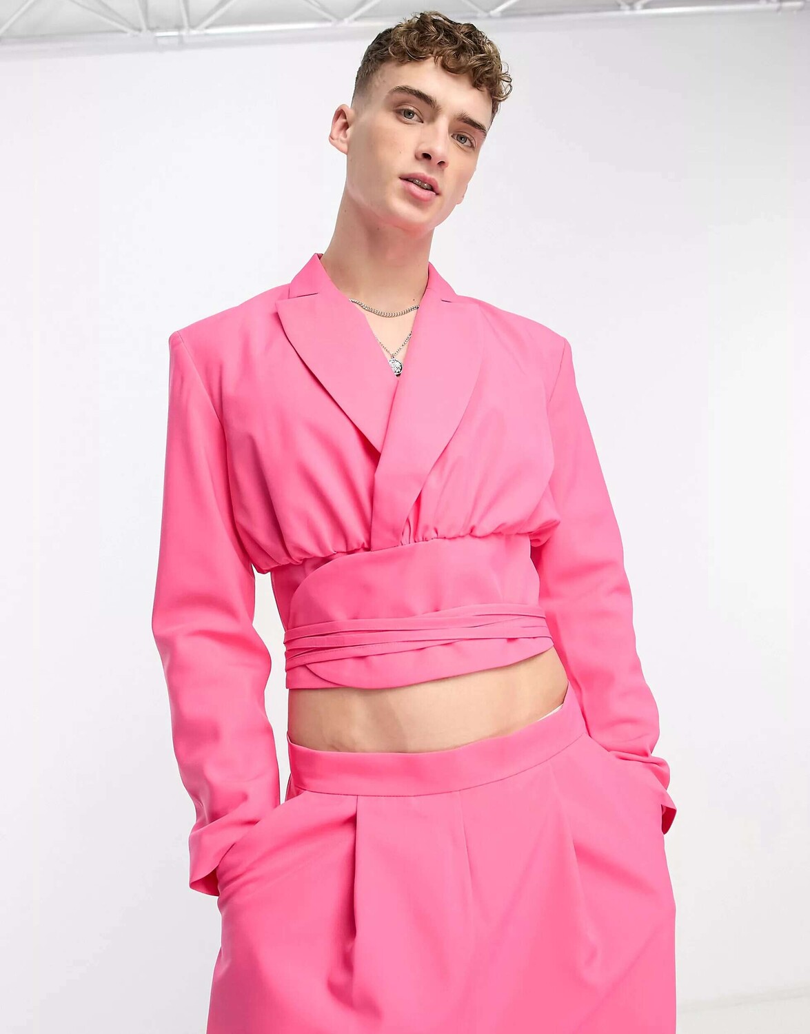 

Розовый укороченный пиджак на шнуровке ASOS