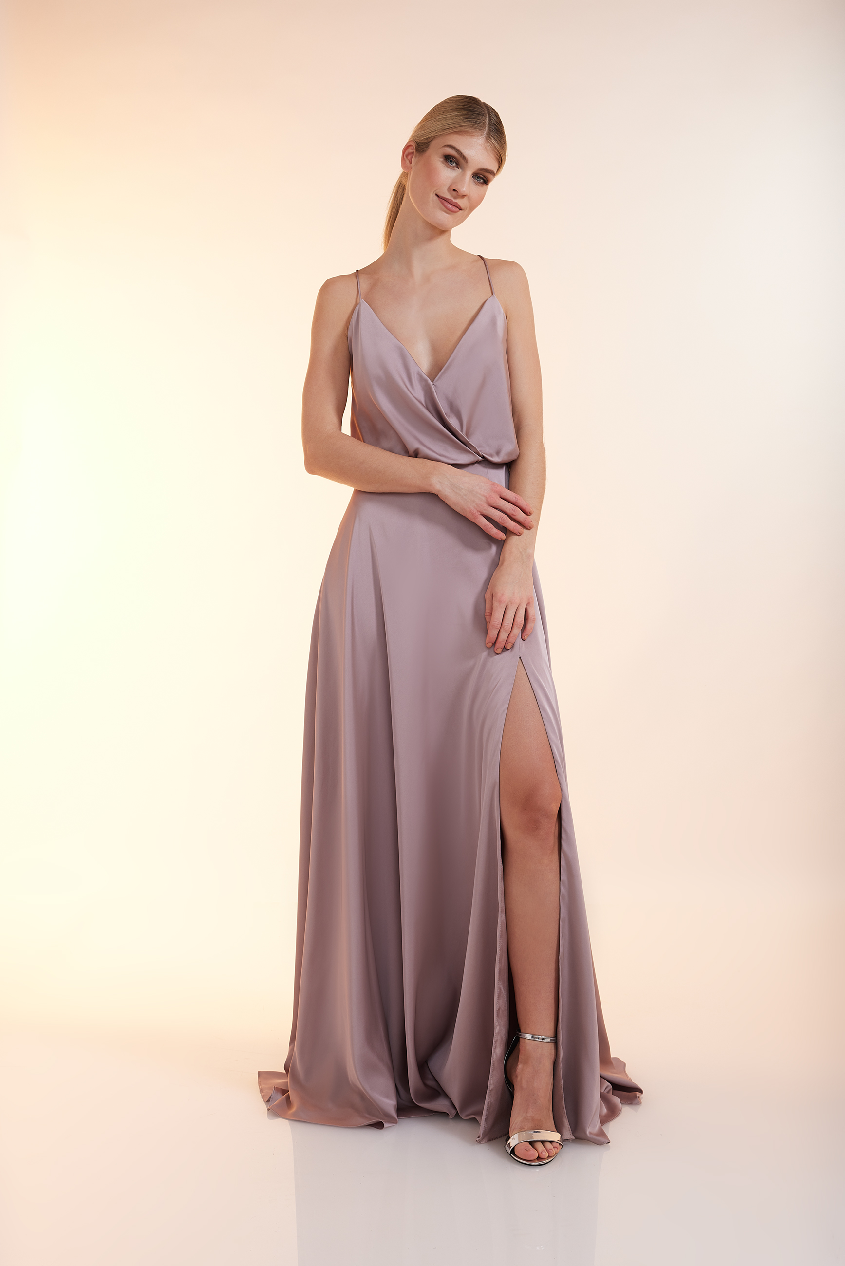 

Платье Unique Abend Luxe Slip Dress, цвет Cloud