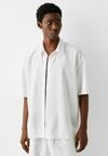 

Рубашка GARMENT DYEDED SHORT SLEEVE Bershka, белый