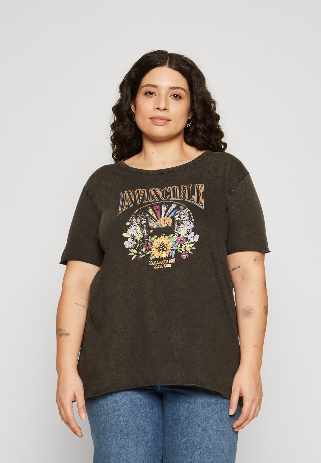 

Футболка с принтом CARMIKO LIFE CURIOUS TEE ONLY Carmakoma, цвет black