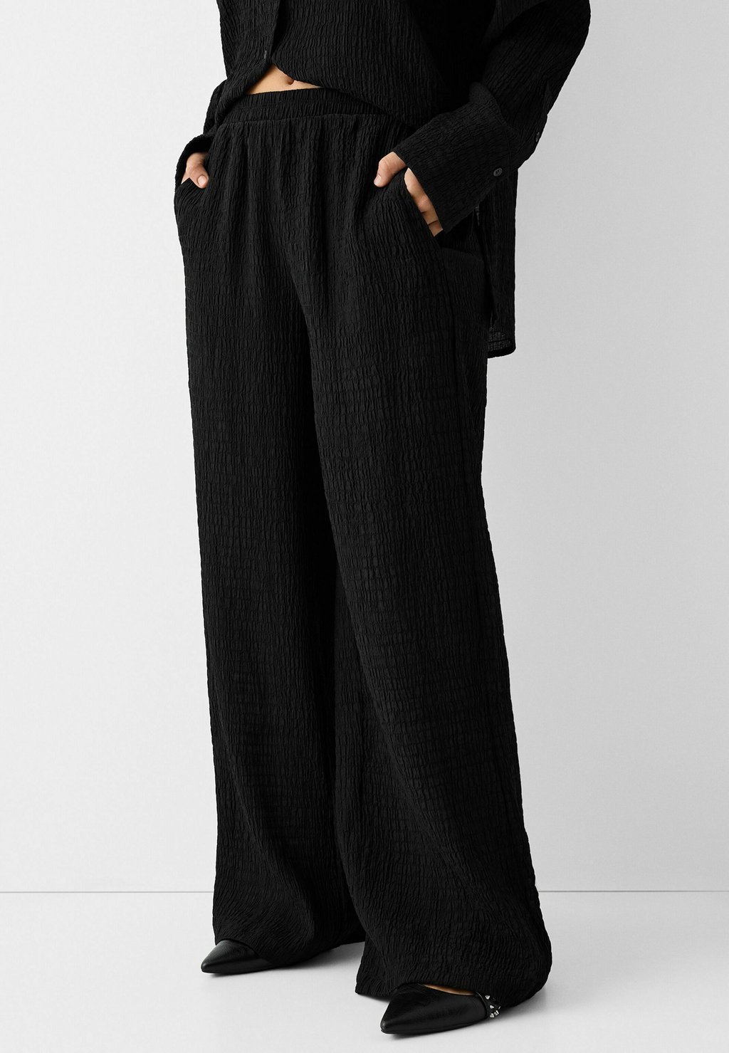 

Брюки WIDE LEG EMBOSSED Bershka, цвет black