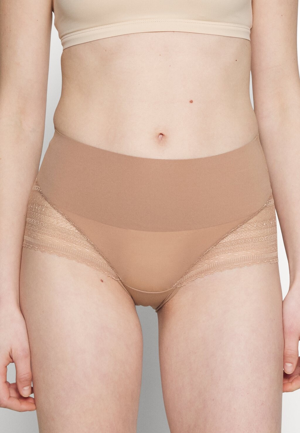 

Корректирующее белье Spanx
