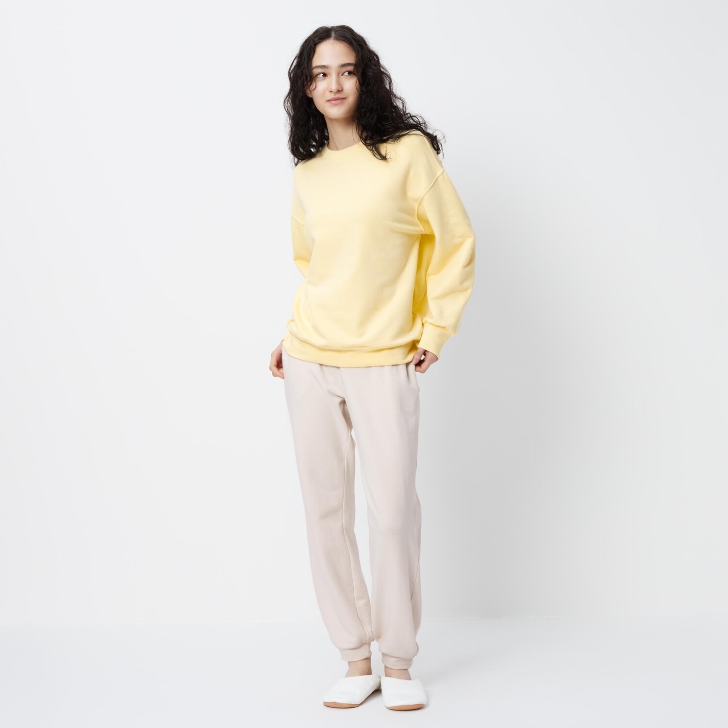 

Комплект UNIQLO ультраэластичный с длиннми рукавами, бледно-желтый