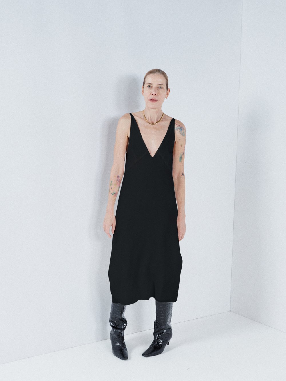 Платье-комбинация из шелкового крепдешина с чашечками на груди Raey, черный женское облегающее платье с глубоким v образным вырезом