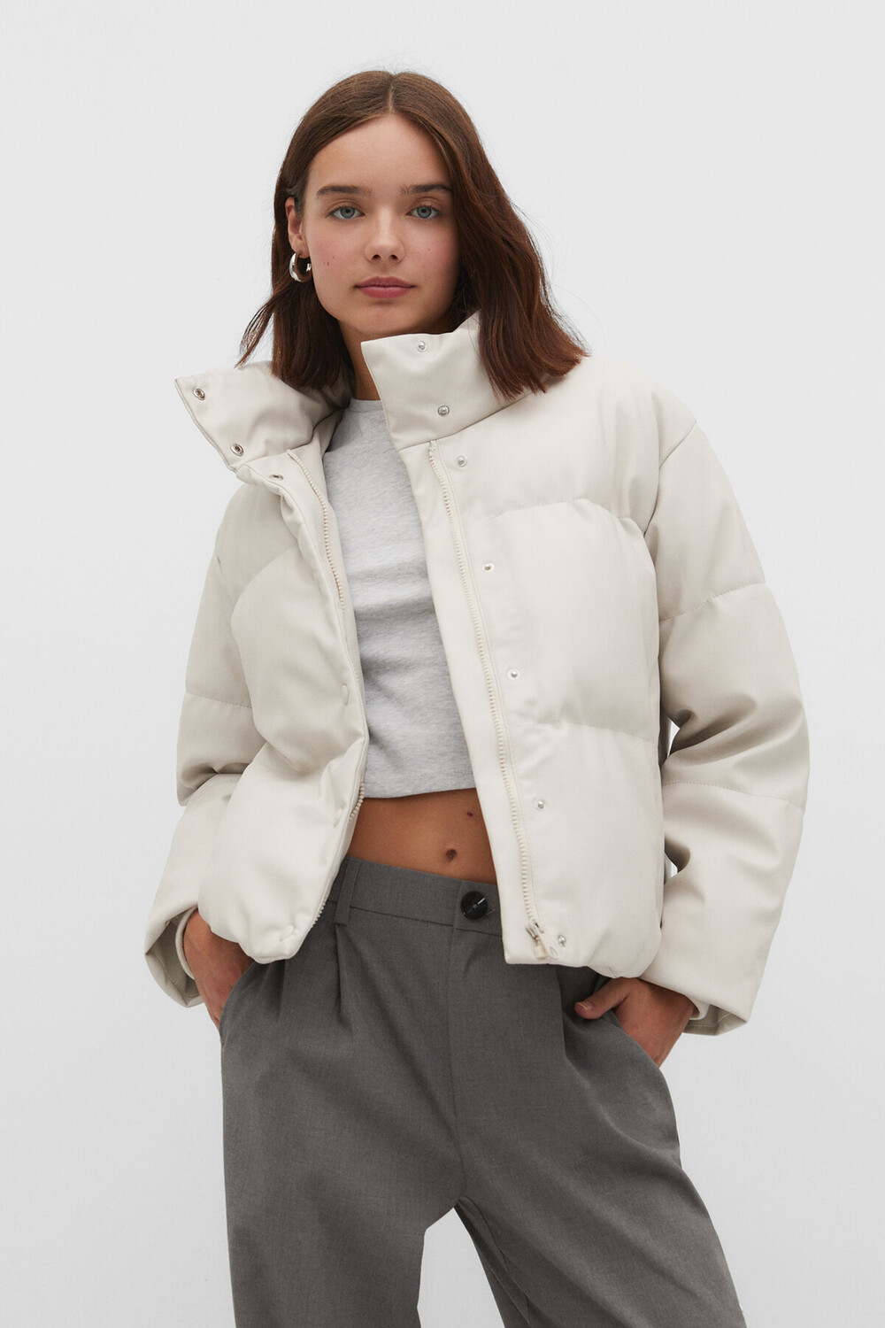 

Пуховик из искусственной кожи Stradivarius, белый