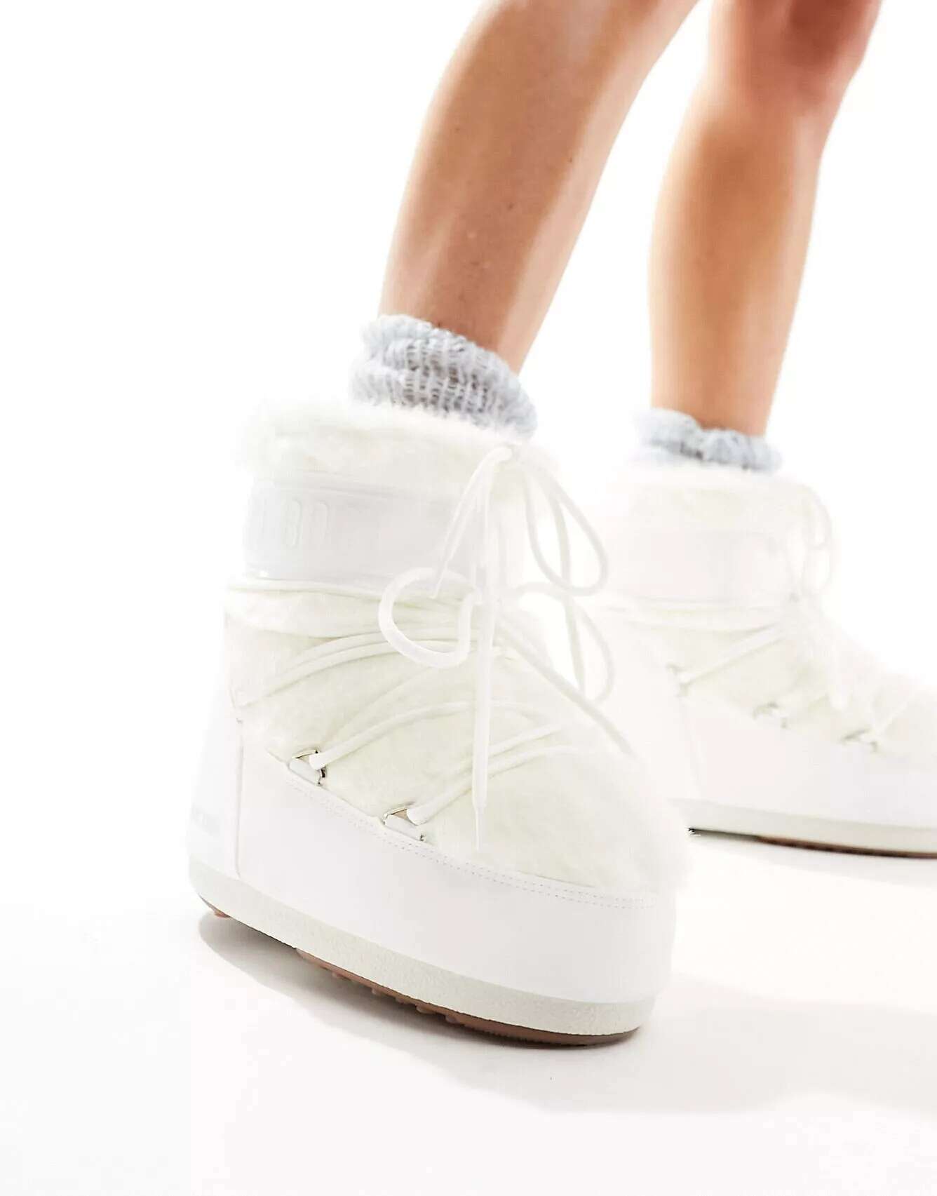 Зимние ботинки до щиколотки Moon Boot белого цвета из искусственного меха цена и фото