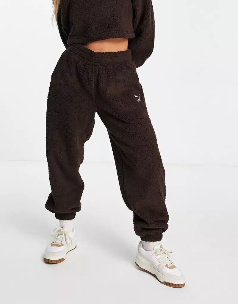 

Темно-шоколадные джоггеры PUMA Classics Cosy Club борг, эксклюзивно для ASOS