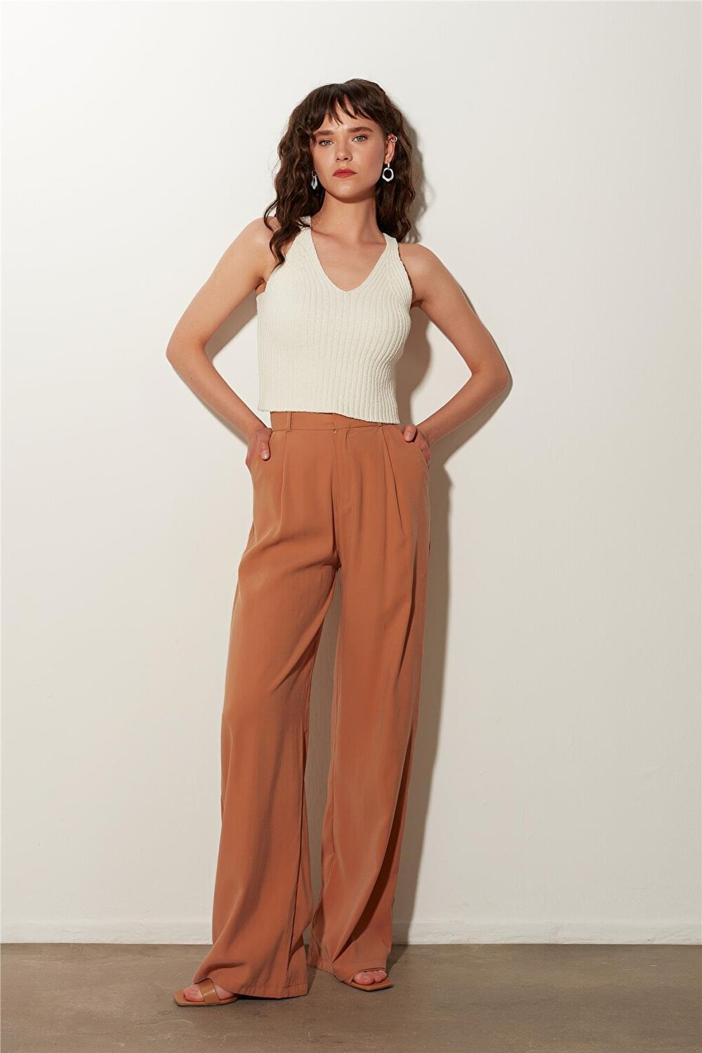 

Широкие брюки Camel с высокой талией SS23P4775CA Sherin