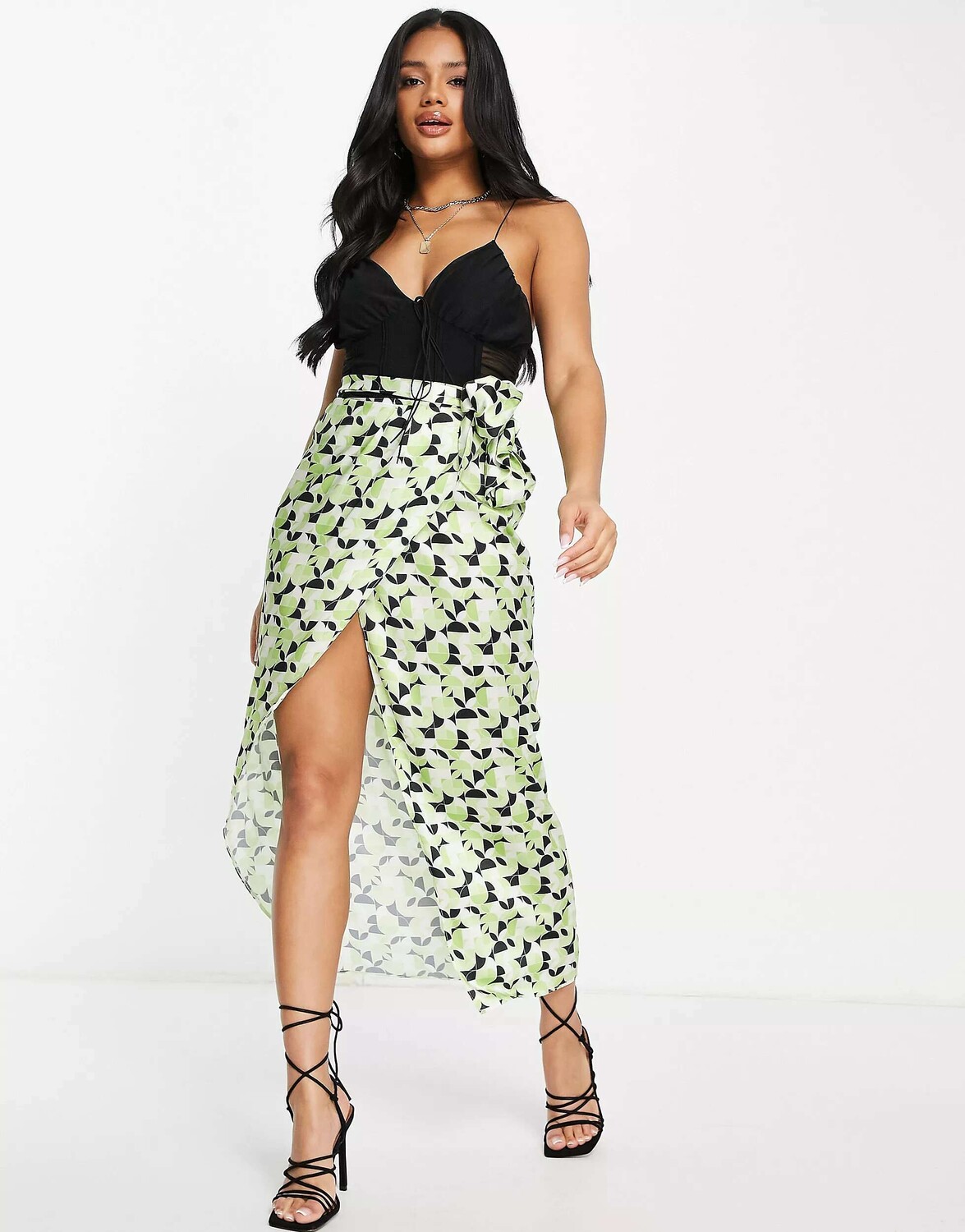

Атласная юбка миди с запахом ASOS с геопринтом