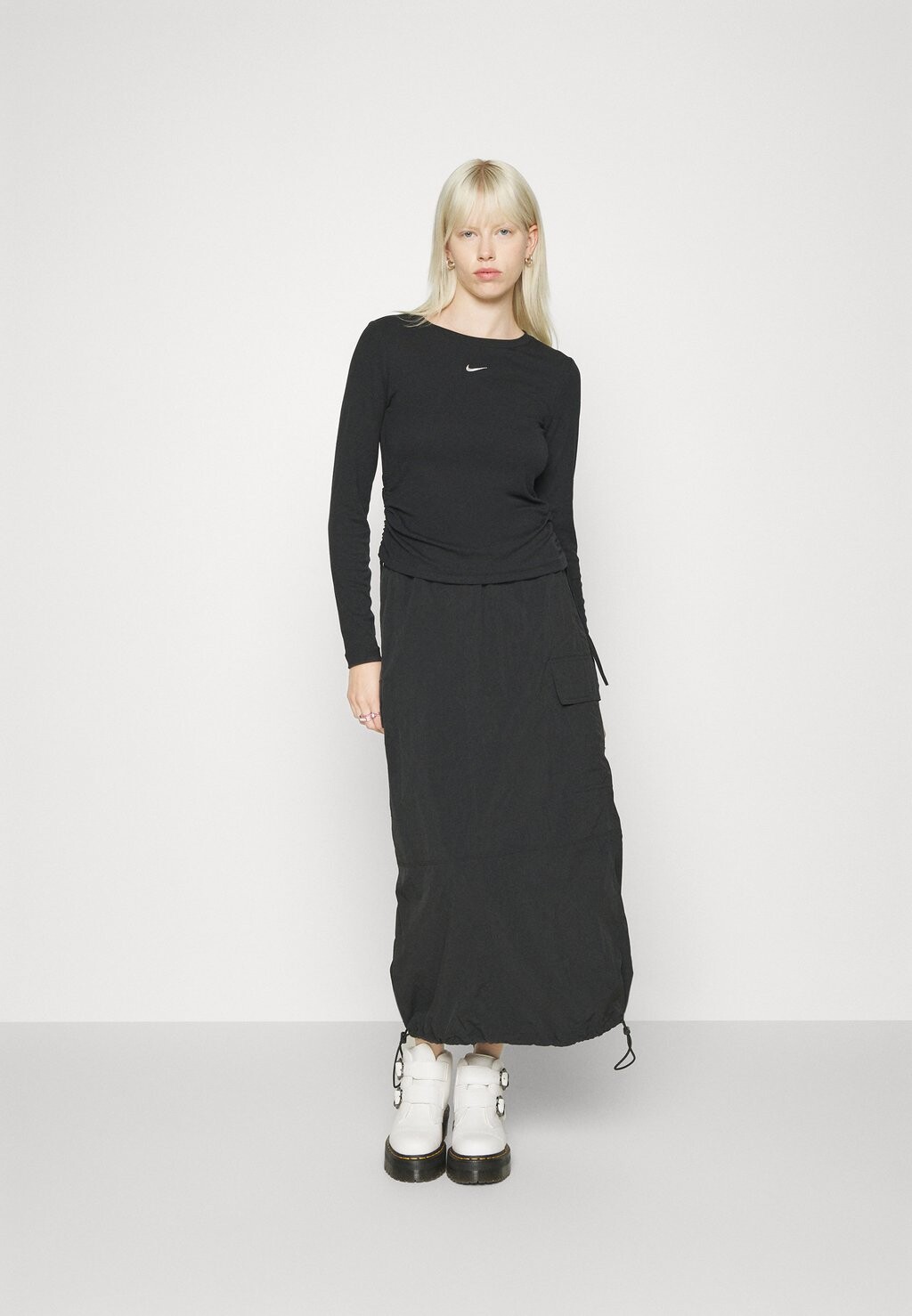 

Топ с длинными рукавами Nike ESSNTL, цвет black/sail