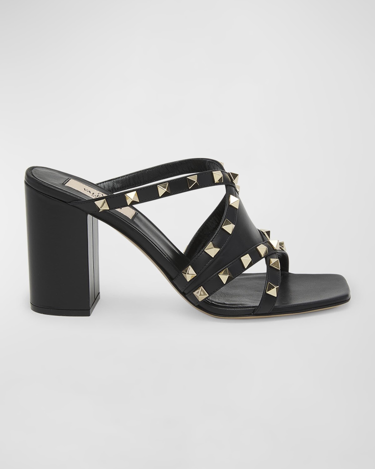 

Кожаные босоножки Rockstud на блочном каблуке с перекрещенными крестиками Valentino Garavani, цвет Nero