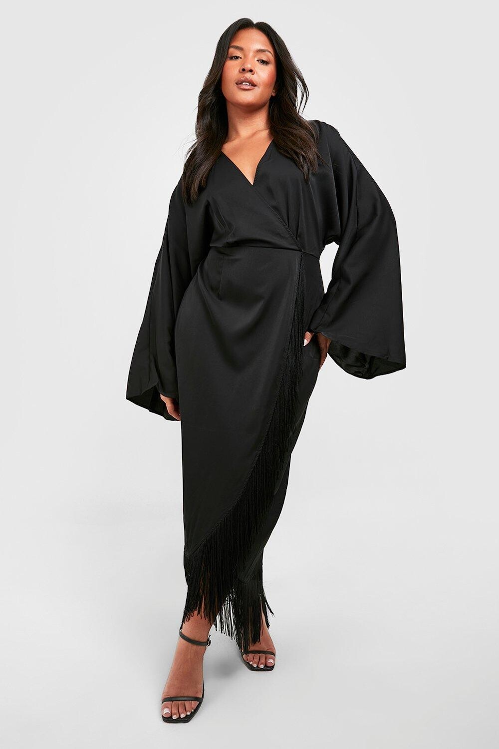 

Платье Plus с кисточками и запахом boohoo, черный