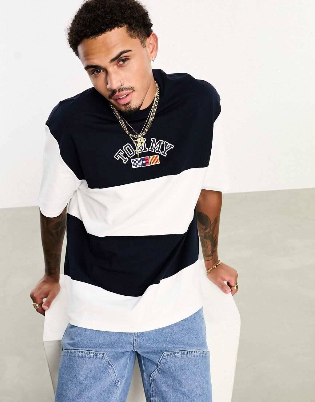 

Синяя футболка с фактурным логотипом Tommy Jeans