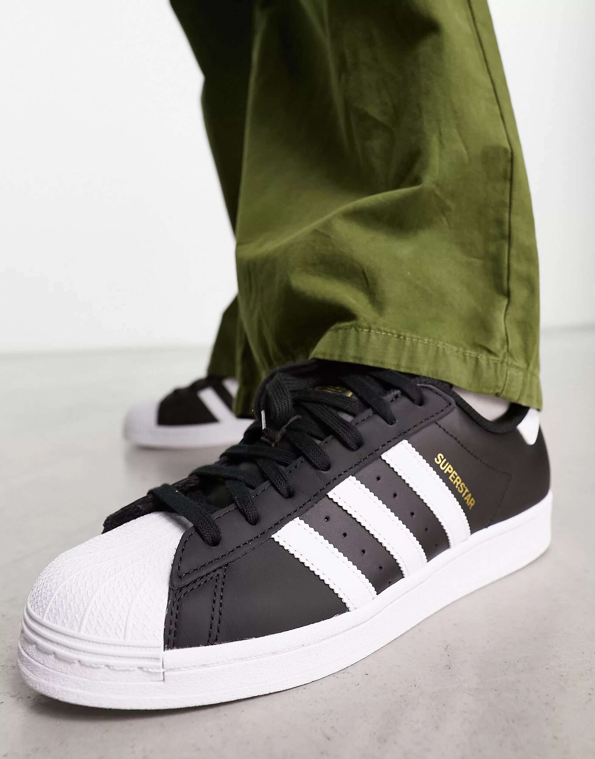 

Черные кроссовки adidas Originals Superstar с белыми полосками, Черный