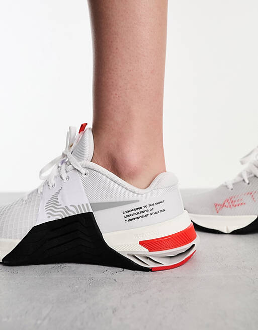 

Белые кроссовки Nike Training Metcon 8