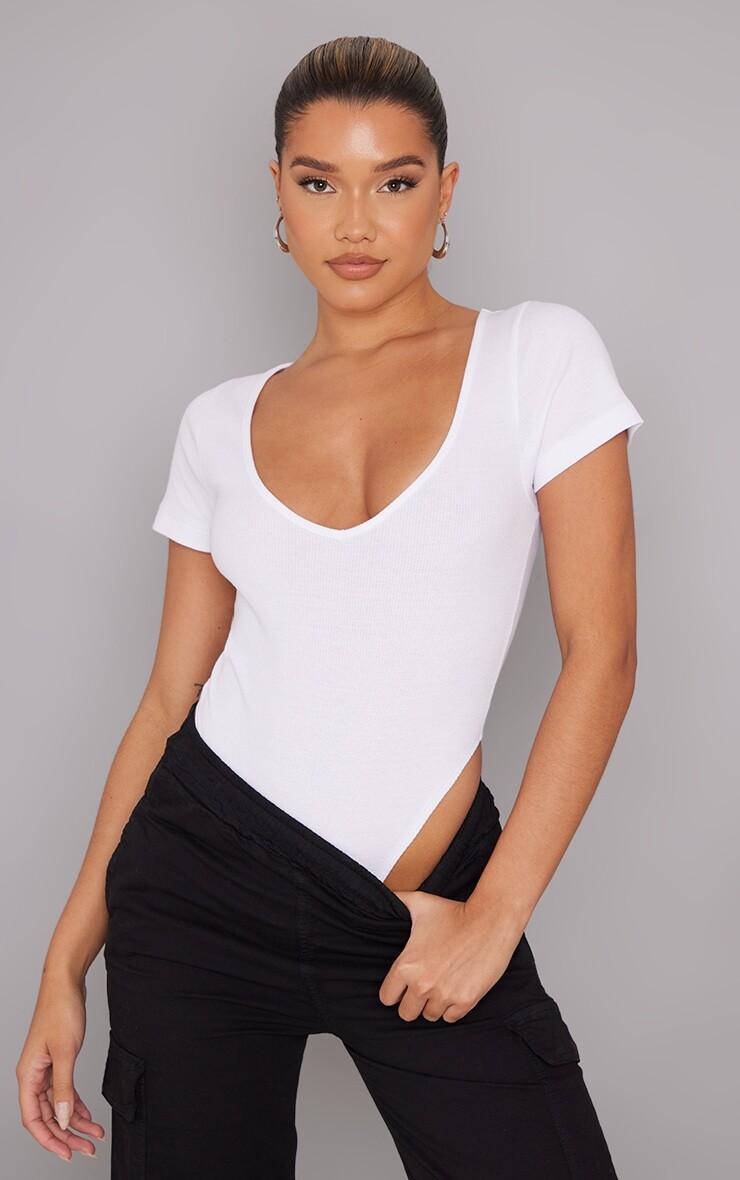 

PrettyLittleThing Базовое белое боди в рубчик с V-образным вырезом