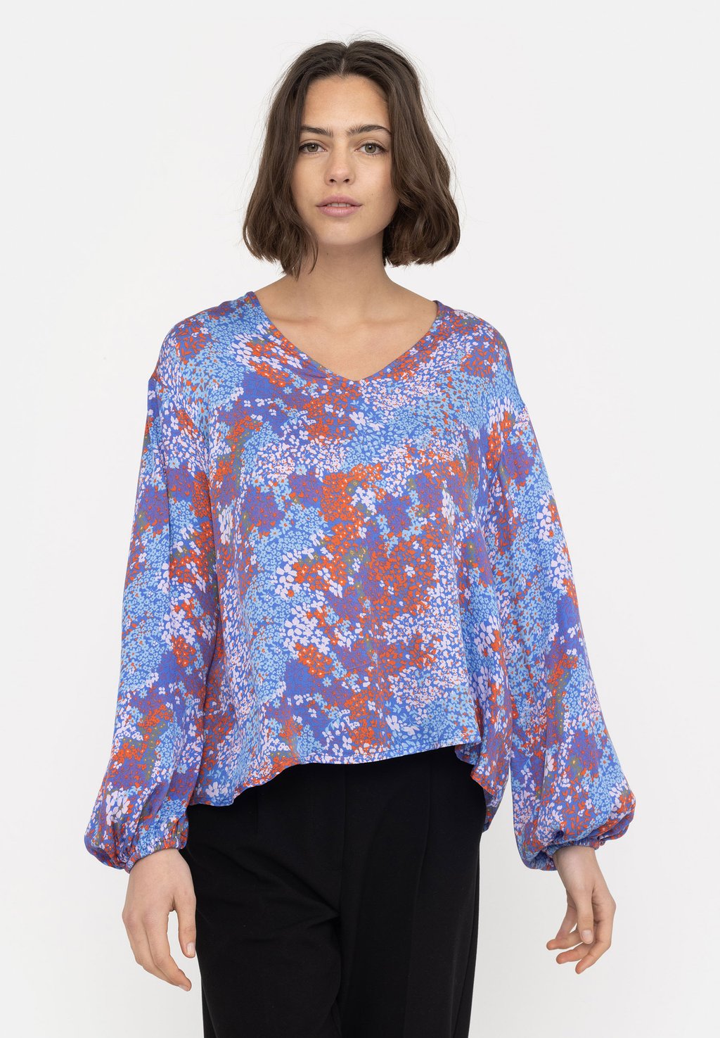 Блузка SRALIVIA V-NECK Soft Rebels, цветочный волнистый принт ампаро синий