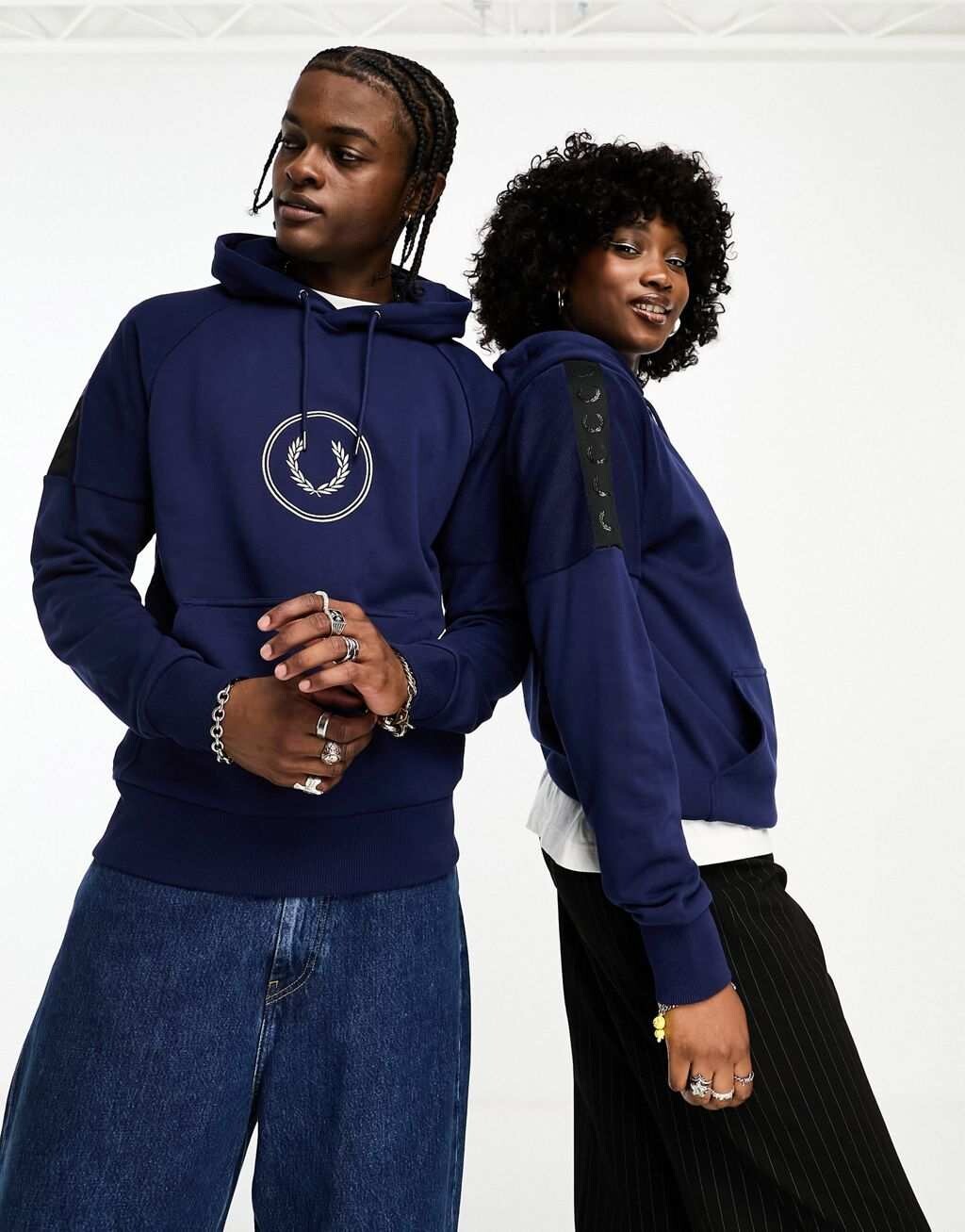 

Темно-синяя худи унисекс с фирменным логотипом Fred Perry, Синий